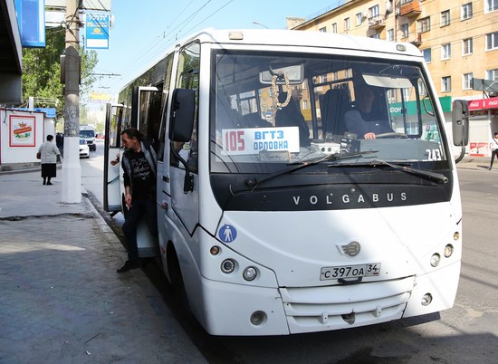В Волгограде 61-й автобус дважды «зацепили» маршрутки